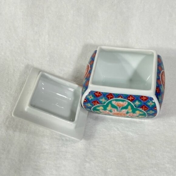 Arita Imari porcelain trinket box. - Picture 6 of 7